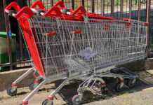 Des caddies de supermarché