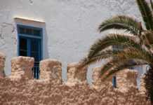 Les maisons blanches derrière les créneaux d'Essaouira