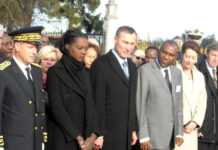 Recueil devant le monument actuel aux Héros de la Force Noire