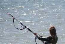 Kitesurfeuse dans l'éblouissement du lagon de Dakhla