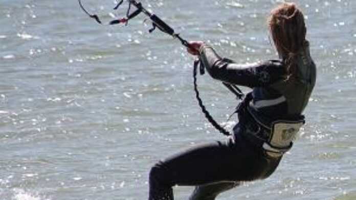 Kitesurfeuse dans l'éblouissement du lagon de Dakhla