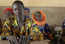 Le responsable du village et d’autres habitants à Louta, dans le nord du Burkina Faso © Nancy Palus/IRIN