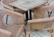 Des chaises de restaurant