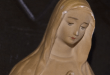 La statue de la vierge s’illumine chez un couple de retraités, 500 personnes ont vu le miracle !