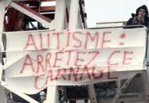 Du haut d’une grue, une mère dénonce le sort des autistes !