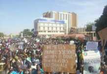 Burkina Faso : les manifestants se dirigent vers le Palais, un mort