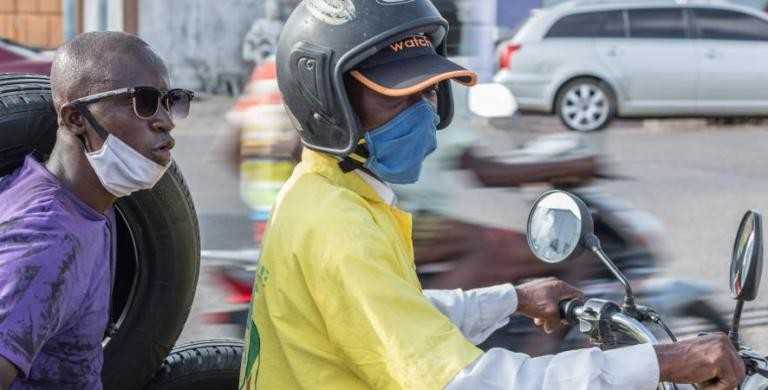 Sénégal, Covid-19 : le conducteur de moto-taxi filait le même masque à tous ses clients (vidéo)