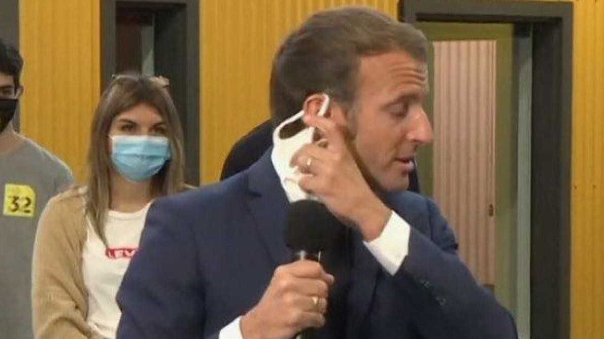 Ce masque qui a failli étouffer Emmanuel Macron (vidéo)