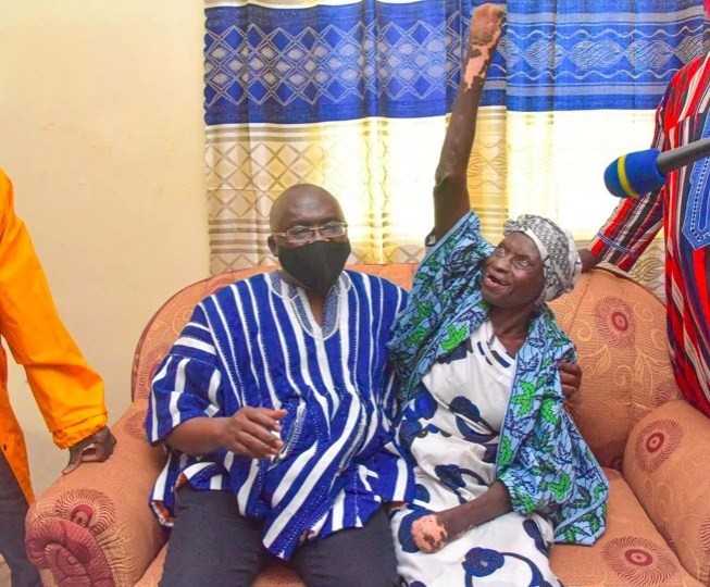 Bawumia offre une maison à une pauvre femme de 82 ans