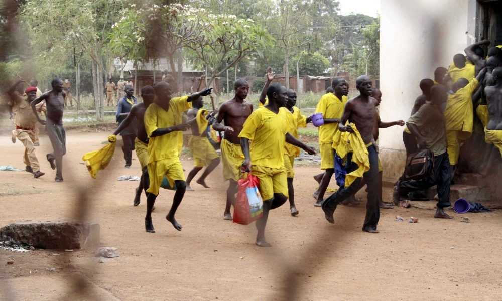 Prison break à Moroto : 116 détenus armés toujours dans la nature