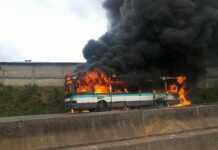 Côte d’Ivoire : deux bus de la SOTRA brûlés à Abidjan et de violentes manifestations de colère à Bonoua