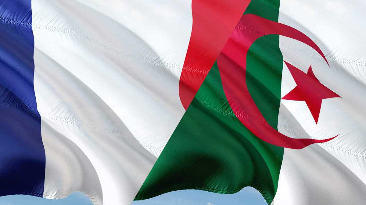 Un franco-algérien avec son drapeau du Royaume de France durant la cou