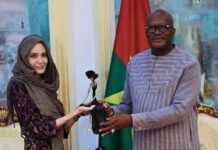 Angelina Jolie porte du Made in Burkina Faso !