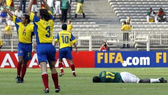 Marc Vivien Foe gisant sur le gazon