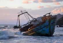 Naufrage d'un bateau sur une plage