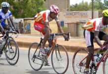 Des coureurs cyclistes du Tour du Faso