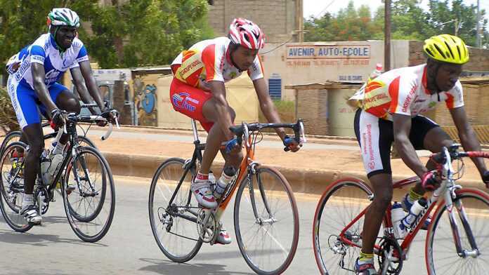 Des coureurs cyclistes du Tour du Faso