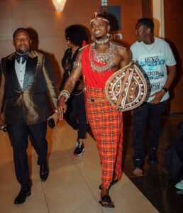 Diamond Platnumz en tenue Maaasi