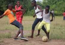 Enfants jouant au football