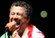 L chanteur Cheb Khaled avec le drapeau algérien