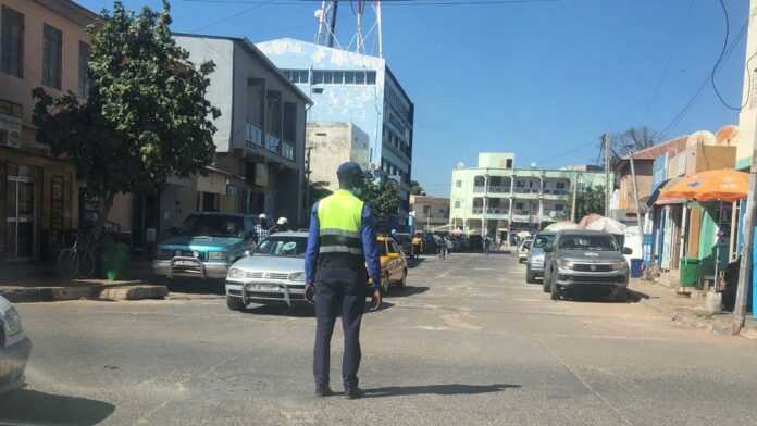 Un policier gambien régule la circulation