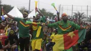 Les supportes camerounais enflamment les rues et les maquis