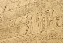 Un mur de hiéroglyphes en Egypte