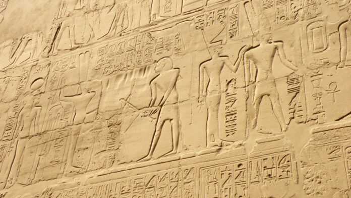 Un mur de hiéroglyphes en Egypte