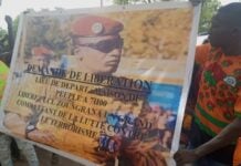 Les manifestants au Burkina