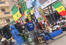 Vendeur de gadgets à Colobane, Dakar