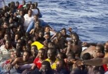 Migrants dans une embarcation