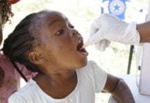 Un enfant recevant un vaccin oral
