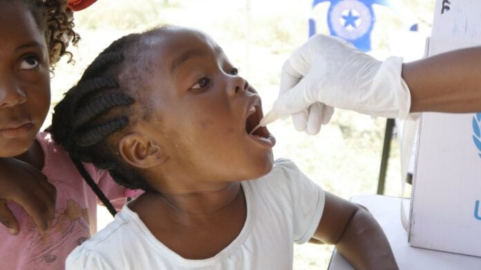 Un enfant recevant un vaccin oral