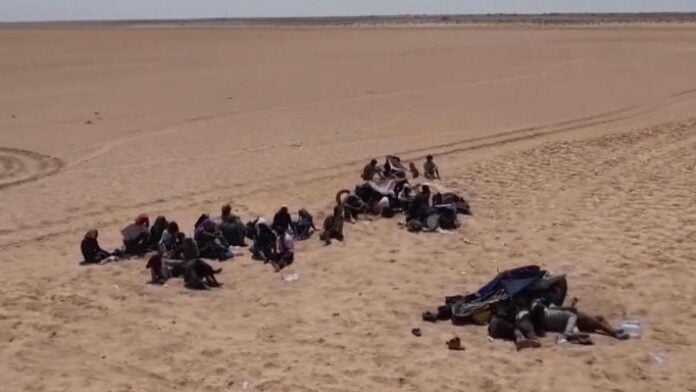 Migrants dans le désert