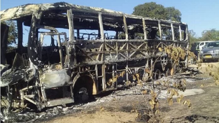 bus calciné au Zimbabwe