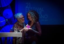 La réalisatrice Farida Benlyazid remet le prix du meilleur long métrage à Lina Soualem