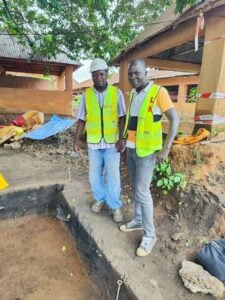 Barpougouni Mardjou (à gauche) et Nestor Labiyi (à droite), sur un chantier de fouilles archéologiques