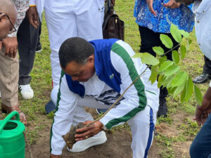 Denis Sassou N'Guesso plantant un arbre