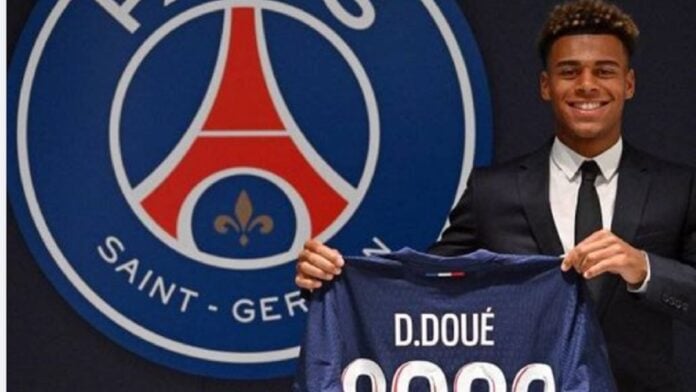 Désiré Doué avec le maillot du PSG