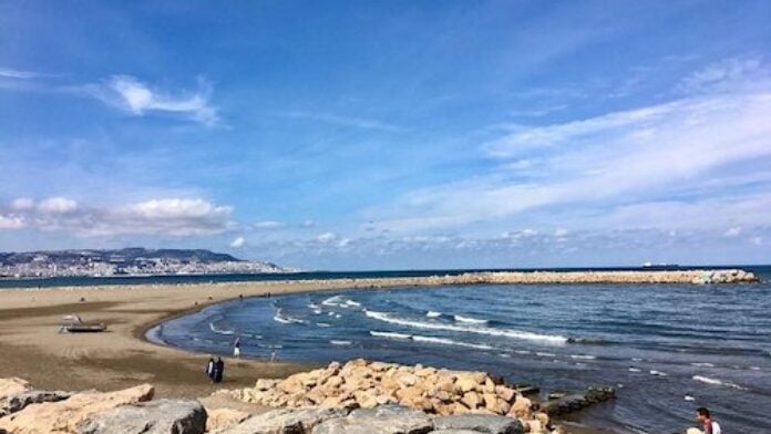 La plage le long de la Promenade des Sablettes à Alger