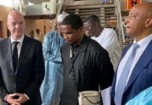 Samuel Eto'o, Président de la Fecafoot, accueille Gianni Infantino, Président de la FIFA et Dr Patrice Motsepe, Président de la CAF à l’aéroport international de Yaoundé-Nsimalen