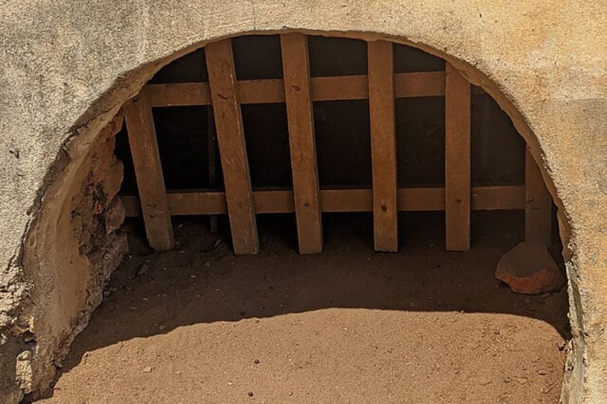 Trou extérieur servant à l'entrée et la sortie des esclaves accroupis