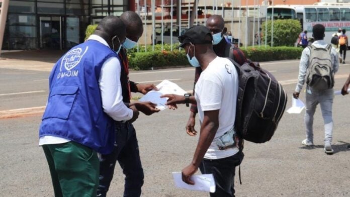 Les émigrants camerounais à l’aéroport