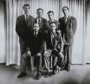 Six chefs du FLN avant le déclenchement de la «Révolution du 1er novembre 1954 ». Debout, de gauche à droite : Rabah Bitat, Mostefa Ben Boulaïd, Didouche Mourad et Mohammed Boudiaf. Assis : Krim Belkacem à gauche, et Larbi Ben M'Hidi à droite