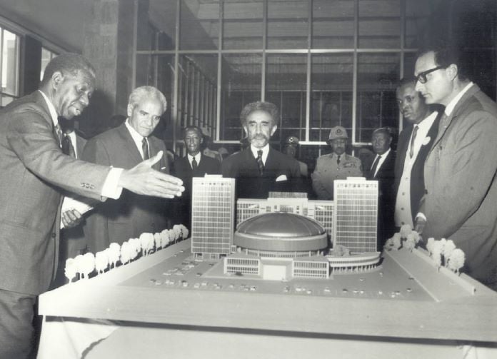 Haile Selassie I On the occasion of the Summit which brought to the Charter of the Organization of African Unity, in 1963 avec le Président Jacques Chirac