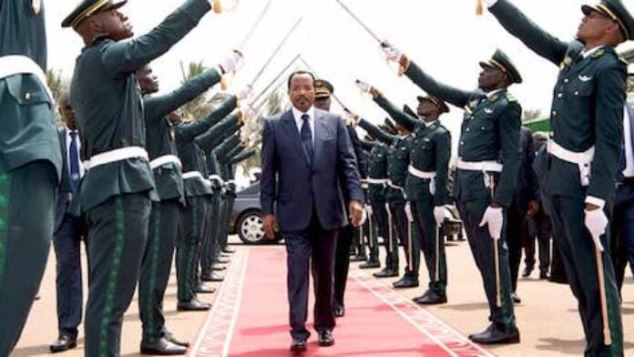 Le Président Paul Biya présidant la dernière sortie des élèves militaires à l'EMIA