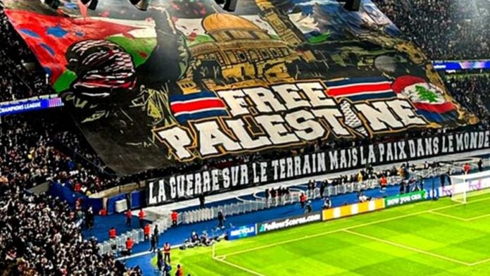 Mercredi, 6 novembre 2024.Tifo propalestinien déployé par les supporters de Paris-Saint-Germain au Parc des Princes