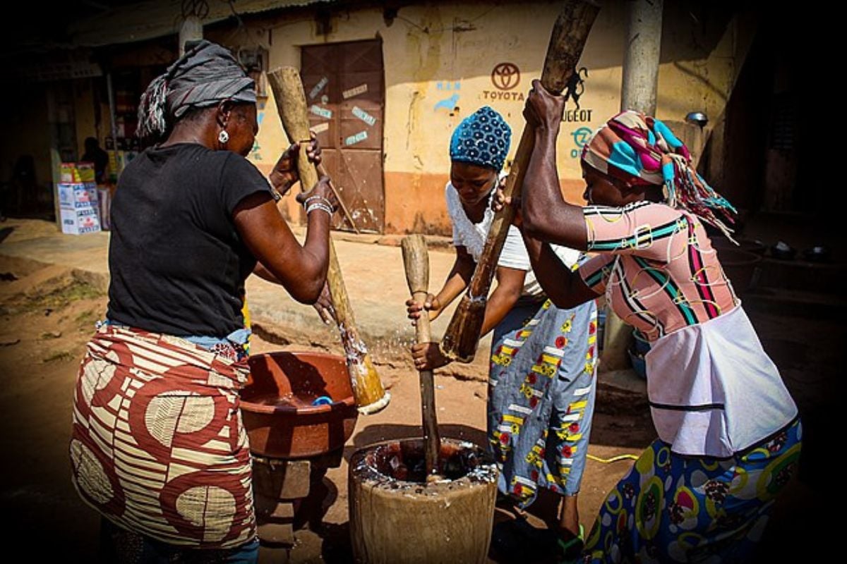 Femmes qui pilent de l'igname (Agoun)