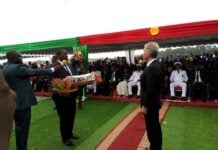 Dr Roger Mbassa Ndine remet un cadeau à l’ambassadeur du Japon