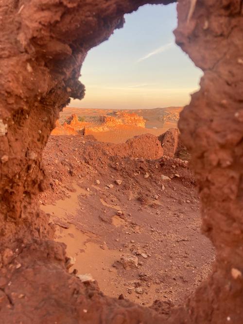 La Vallée des Ksours, fabuleux bourgs fortifiés abandonnés dans le désert algérien. 